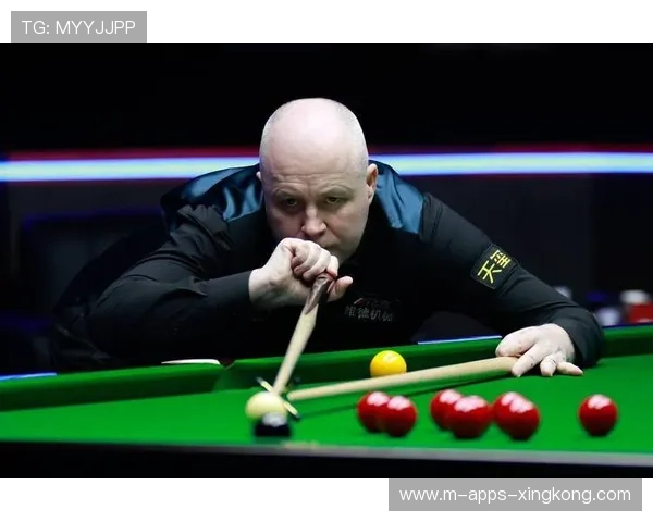 希金斯调试新杆，击球感觉更顺滑